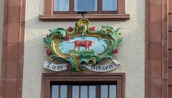 Die Replik des historischen Schildes entstand in Kooperation der wertfoll-Partner Atelier für Restaurierungen Jörg Büchner und Kunath Instrumentenbau. Es erinnert an die lange Tradition des Hauses Ecke Mittelstraße/Zitronemannsgässchen.– Foto: Michael Kiel, Region Fulda GmbH