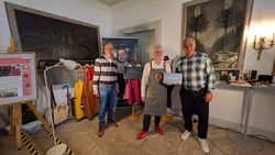 Roland Frormann (rechts) und Michael Kiel (links) von der Region Fulda GmbH übergaben das Werbeschild der Initiative „wertfoll“ an den neuen Partner Tim Johl an dessen Stand auf dem „Markt für echte Dinge“ 2025 auf Schloss Fasanerie – Foto: Susanne Kiel